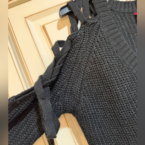 NWT Daytrip Black V-Neck Sweater with Bow Accents down sleeves - Picture 3 of 6